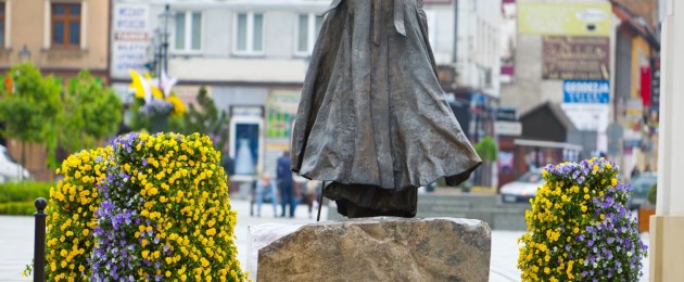 Stiefmütterchen in Blumentöpfen, Gänseblümchen in Blumenbeeten – Frühlingsdekorationen für Ihre Stadt